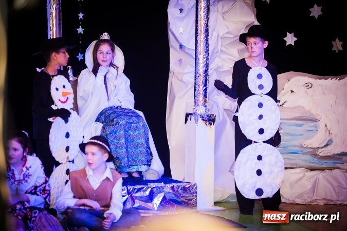 Zdjęcie w galerii na portalu naszraciborz.pl: Kr&oacute;lowa Śniegu, czyli jasełka w SP13 wiadomości z regionu