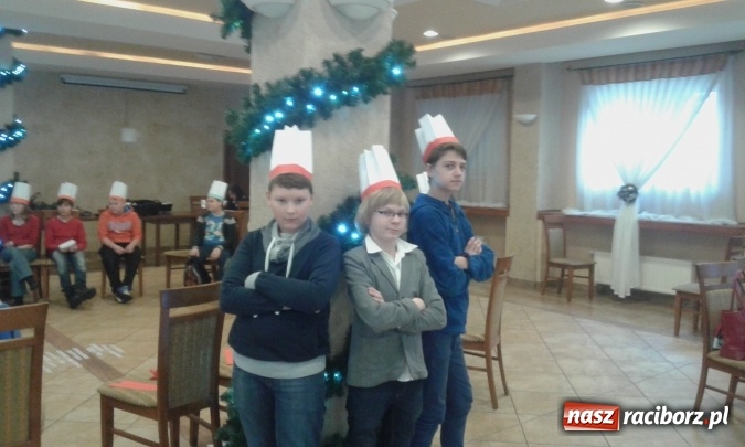 Zdjęcie w galerii na portalu naszraciborz.pl: Gotuj po niemiecku - uczniowie Szkoły Podstawowej nr 1 w Raciborzu na świątecznych warsztatach w Gliwicach wiadomości z regionu