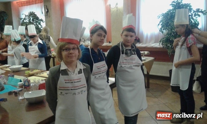 Zdjęcie w galerii na portalu naszraciborz.pl: Gotuj po niemiecku - uczniowie Szkoły Podstawowej nr 1 w Raciborzu na świątecznych warsztatach w Gliwicach wiadomości z regionu