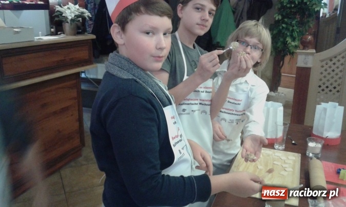 Zdjęcie w galerii na portalu naszraciborz.pl: Gotuj po niemiecku - uczniowie Szkoły Podstawowej nr 1 w Raciborzu na świątecznych warsztatach w Gliwicach wiadomości z regionu