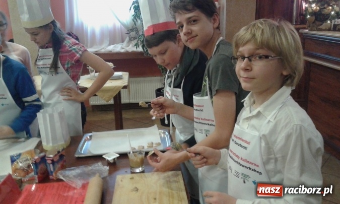 Zdjęcie w galerii na portalu naszraciborz.pl: Gotuj po niemiecku - uczniowie Szkoły Podstawowej nr 1 w Raciborzu na świątecznych warsztatach w Gliwicach wiadomości z regionu