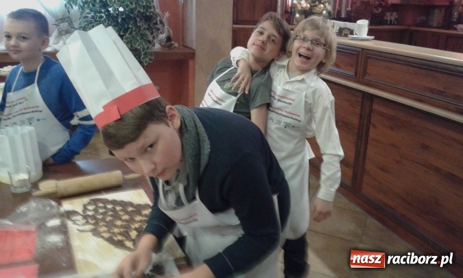 Zdjęcie w galerii na portalu naszraciborz.pl: Gotuj po niemiecku - uczniowie Szkoły Podstawowej nr 1 w Raciborzu na świątecznych warsztatach w Gliwicach wiadomości z regionu