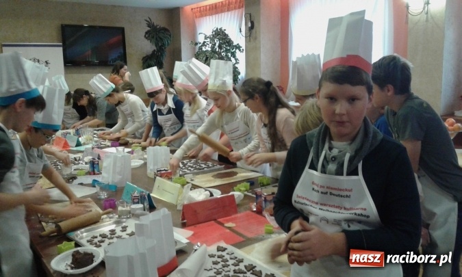 Zdjęcie w galerii na portalu naszraciborz.pl: Gotuj po niemiecku - uczniowie Szkoły Podstawowej nr 1 w Raciborzu na świątecznych warsztatach w Gliwicach wiadomości z regionu