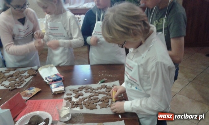 Zdjęcie w galerii na portalu naszraciborz.pl: Gotuj po niemiecku - uczniowie Szkoły Podstawowej nr 1 w Raciborzu na świątecznych warsztatach w Gliwicach wiadomości z regionu