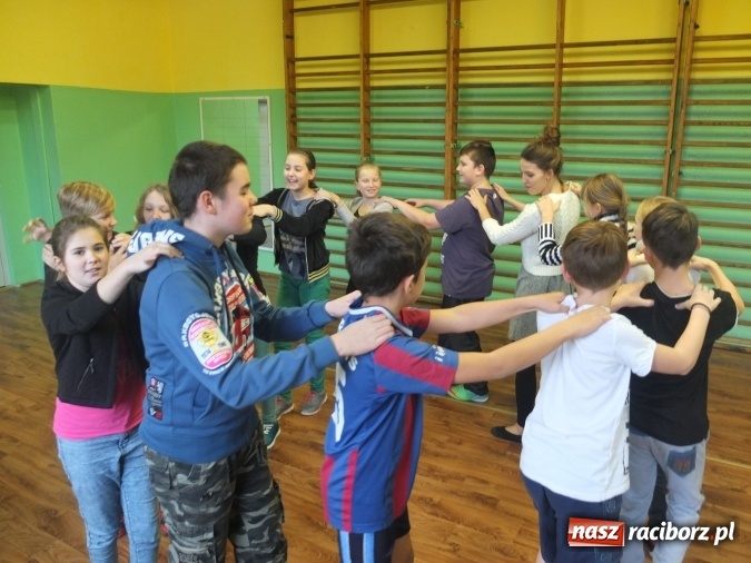 Zdjęcie w galerii na portalu naszraciborz.pl: Warsztaty aktorskie z Roksaną Lewak w Kuźni Raciborskiej  wiadomości z regionu