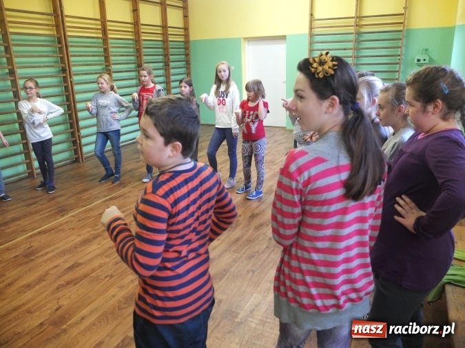 Zdjęcie w galerii na portalu naszraciborz.pl: Warsztaty aktorskie z Roksaną Lewak w Kuźni Raciborskiej  wiadomości z regionu