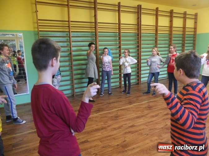 Zdjęcie w galerii na portalu naszraciborz.pl: Warsztaty aktorskie z Roksaną Lewak w Kuźni Raciborskiej  wiadomości z regionu