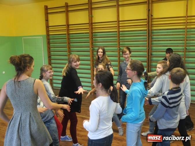Zdjęcie w galerii na portalu naszraciborz.pl: Warsztaty aktorskie z Roksaną Lewak w Kuźni Raciborskiej  wiadomości z regionu