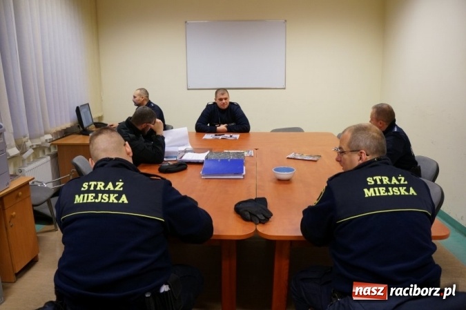 Zdjęcie w galerii na portalu naszraciborz.pl: Wspólne patrole Policji i Straży Miejskiej na ulicach Raciborza  wiadomości z regionu