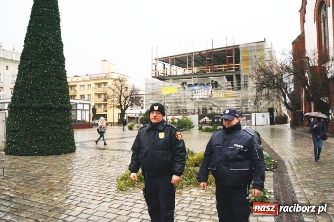 Zdjęcie w galerii na portalu naszraciborz.pl: Wspólne patrole Policji i Straży Miejskiej na ulicach Raciborza  wiadomości z regionu