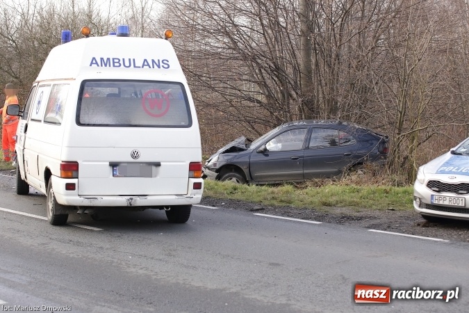 Zdjęcie w galerii na portalu naszraciborz.pl: Ambulans zderzył się czołowo z renault megane wiadomości z regionu