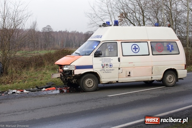 Zdjęcie w galerii na portalu naszraciborz.pl: Ambulans zderzył się czołowo z renault megane wiadomości z regionu