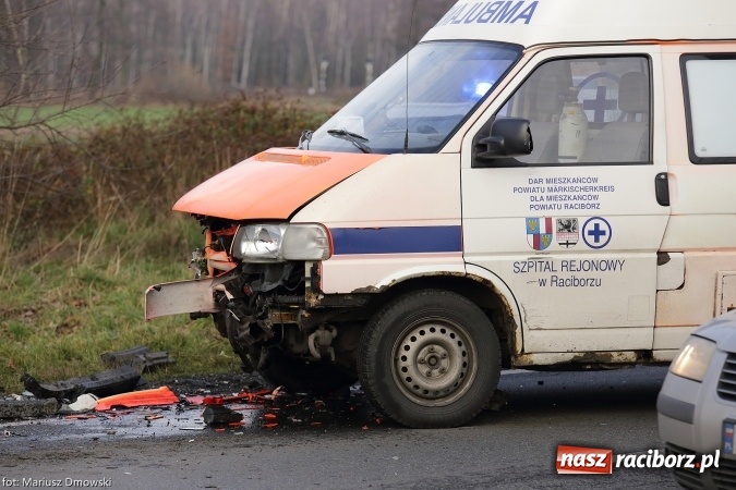 Zdjęcie w galerii na portalu naszraciborz.pl: Ambulans zderzył się czołowo z renault megane wiadomości z regionu