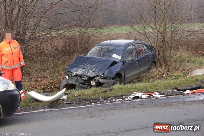 Zdjęcie w galerii na portalu naszraciborz.pl: Ambulans zderzył się czołowo z renault megane wiadomości z regionu
