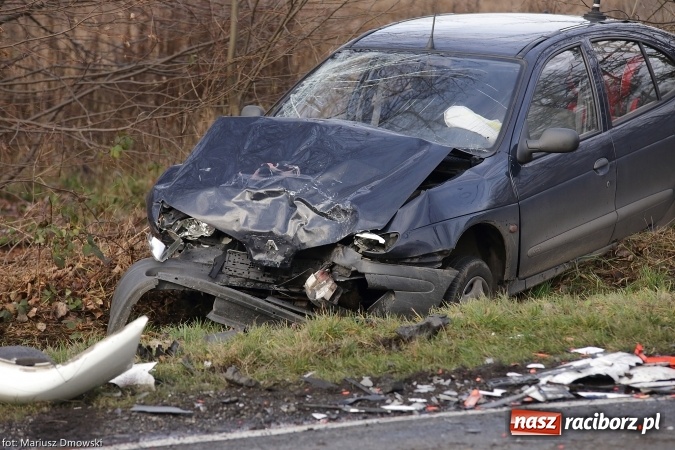 Zdjęcie w galerii na portalu naszraciborz.pl: Ambulans zderzył się czołowo z renault megane wiadomości z regionu