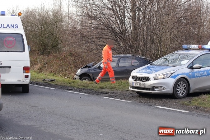 Zdjęcie w galerii na portalu naszraciborz.pl: Ambulans zderzył się czołowo z renault megane wiadomości z regionu