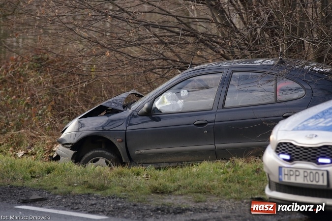 Zdjęcie w galerii na portalu naszraciborz.pl: Ambulans zderzył się czołowo z renault megane wiadomości z regionu