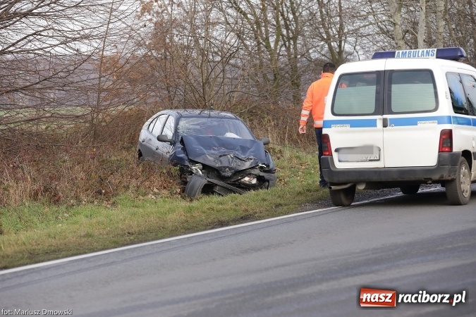 Zdjęcie w galerii na portalu naszraciborz.pl: Ambulans zderzył się czołowo z renault megane wiadomości z regionu