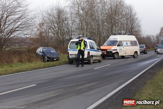 Zdjęcie w galerii na portalu naszraciborz.pl: Ambulans zderzył się czołowo z renault megane wiadomości z regionu