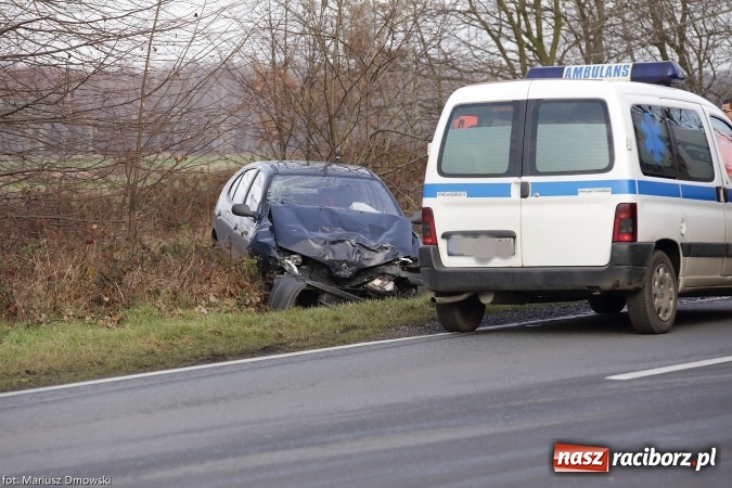 Zdjęcie w galerii na portalu naszraciborz.pl: Ambulans zderzył się czołowo z renault megane wiadomości z regionu