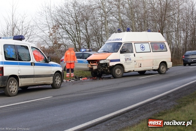 Zdjęcie w galerii na portalu naszraciborz.pl: Ambulans zderzył się czołowo z renault megane wiadomości z regionu