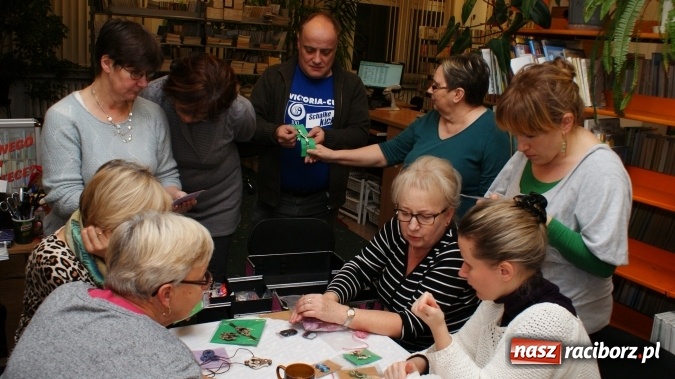 Zdjęcie w galerii na portalu naszraciborz.pl: O tajnikach sutaszu w bibliotece  wiadomości z regionu