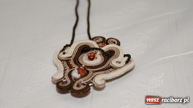 Zdjęcie w galerii na portalu naszraciborz.pl: O tajnikach sutaszu w bibliotece  wiadomości z regionu