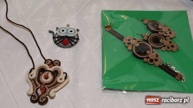 Zdjęcie w galerii na portalu naszraciborz.pl: O tajnikach sutaszu w bibliotece  wiadomości z regionu