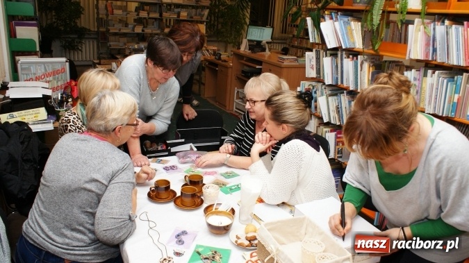 Zdjęcie w galerii na portalu naszraciborz.pl: O tajnikach sutaszu w bibliotece  wiadomości z regionu