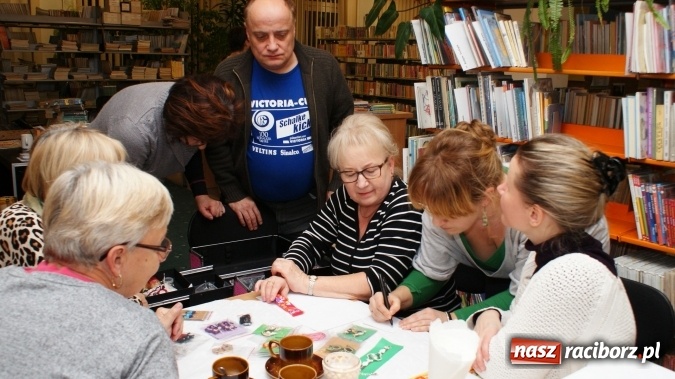 Zdjęcie w galerii na portalu naszraciborz.pl: O tajnikach sutaszu w bibliotece  wiadomości z regionu