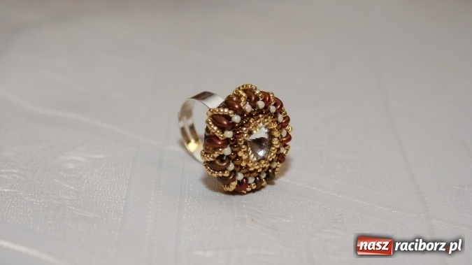 Zdjęcie w galerii na portalu naszraciborz.pl: O tajnikach sutaszu w bibliotece  wiadomości z regionu