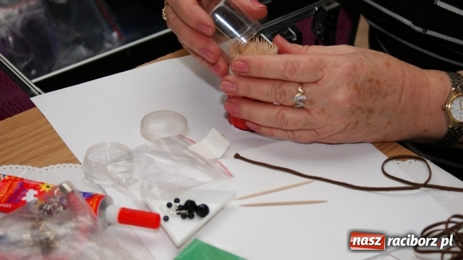 Zdjęcie w galerii na portalu naszraciborz.pl: O tajnikach sutaszu w bibliotece  wiadomości z regionu