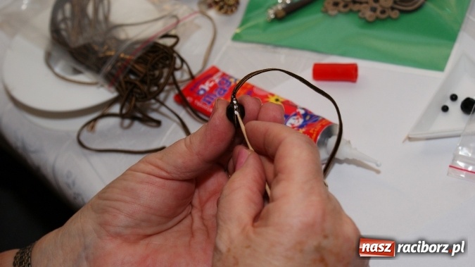 Zdjęcie w galerii na portalu naszraciborz.pl: O tajnikach sutaszu w bibliotece  wiadomości z regionu