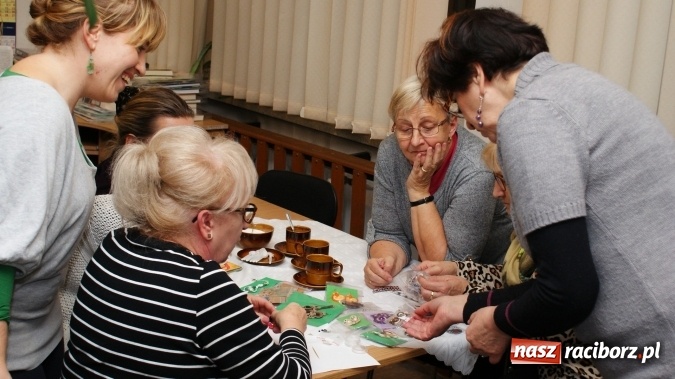 Zdjęcie w galerii na portalu naszraciborz.pl: O tajnikach sutaszu w bibliotece  wiadomości z regionu