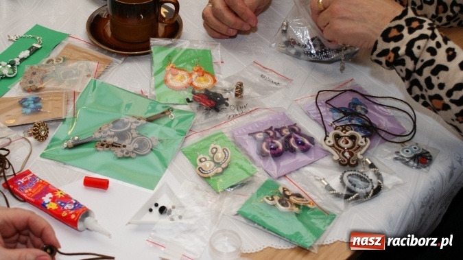 Zdjęcie w galerii na portalu naszraciborz.pl: O tajnikach sutaszu w bibliotece  wiadomości z regionu