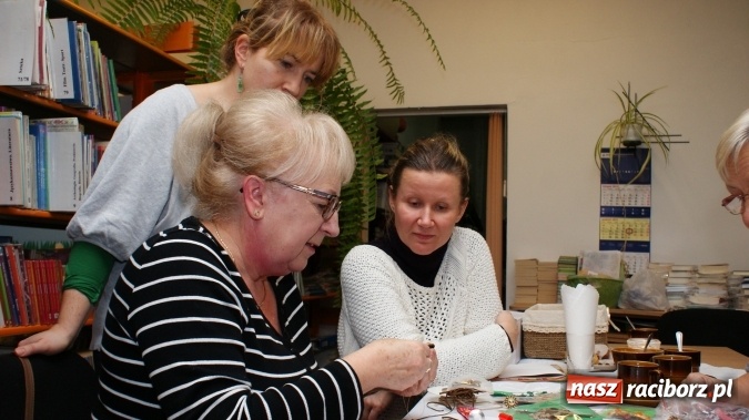 Zdjęcie w galerii na portalu naszraciborz.pl: O tajnikach sutaszu w bibliotece  wiadomości z regionu