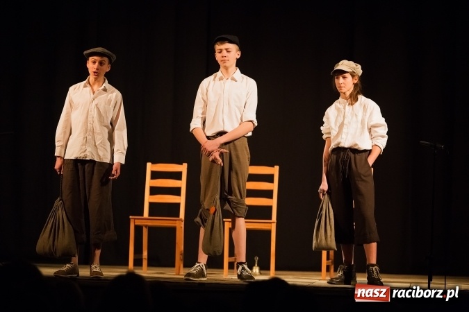 Zdjęcie w galerii na portalu naszraciborz.pl: Historia Pana Sommera na deskach Strzechy wiadomości z regionu