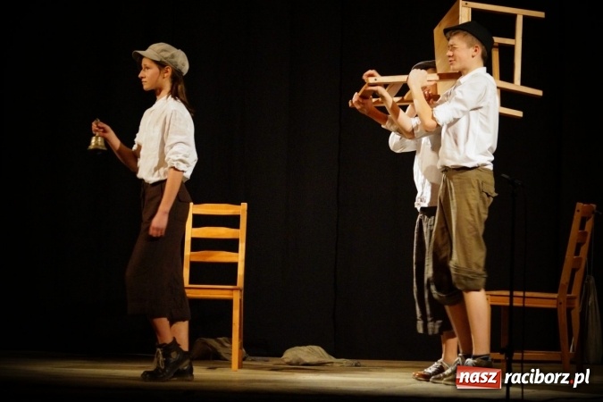 Zdjęcie w galerii na portalu naszraciborz.pl: Historia Pana Sommera na deskach Strzechy wiadomości z regionu