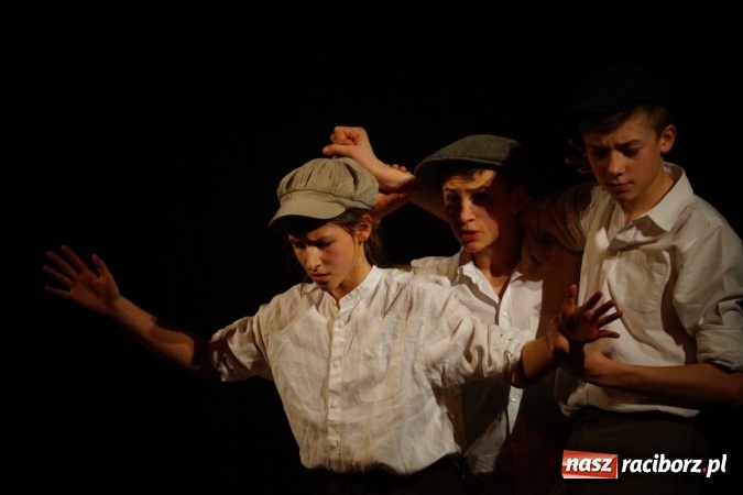 Zdjęcie w galerii na portalu naszraciborz.pl: Historia Pana Sommera na deskach Strzechy wiadomości z regionu