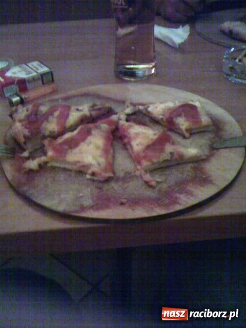 Zdjęcie w galerii na portalu naszraciborz.pl: Interwencja: sposób podania pizzy wiadomości z regionu