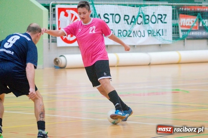 Zdjęcie w galerii na portalu naszraciborz.pl: Piątek z HLPN. Pierwsza wygrana Ultimate Team. Pewne trzy oczka IC Team wiadomości z regionu