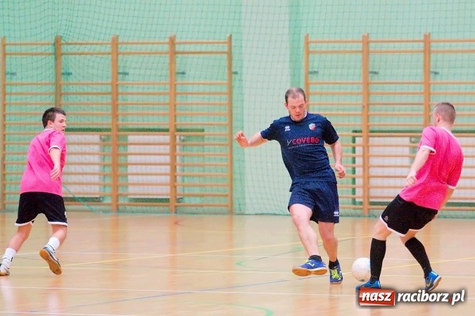 Zdjęcie w galerii na portalu naszraciborz.pl: Piątek z HLPN. Pierwsza wygrana Ultimate Team. Pewne trzy oczka IC Team wiadomości z regionu