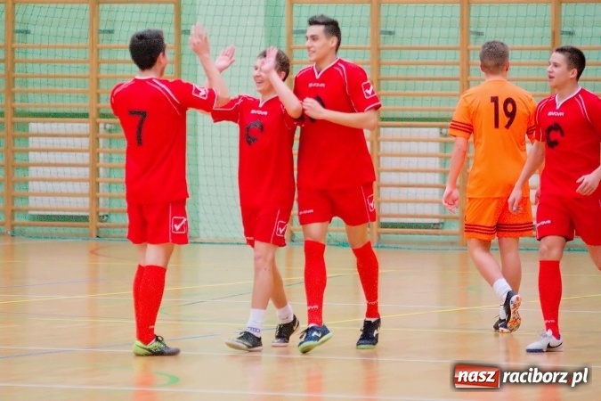 Zdjęcie w galerii na portalu naszraciborz.pl: Piątek z HLPN. Pierwsza wygrana Ultimate Team. Pewne trzy oczka IC Team wiadomości z regionu