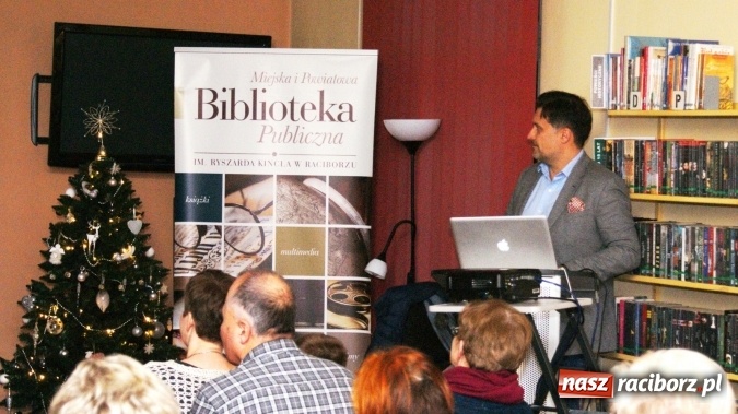 Zdjęcie w galerii na portalu naszraciborz.pl: Dom na dachu - spotkanie z Igorem Jelińskim w bibliotece wiadomości z regionu