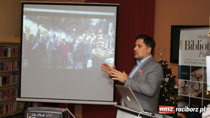 Zdjęcie w galerii na portalu naszraciborz.pl: Dom na dachu - spotkanie z Igorem Jelińskim w bibliotece wiadomości z regionu