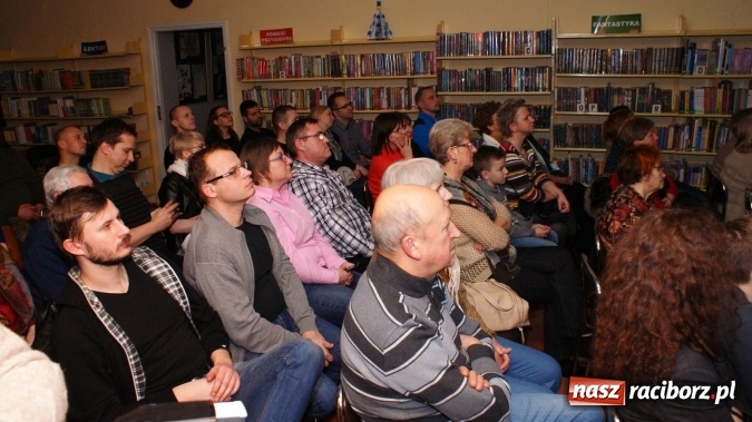 Zdjęcie w galerii na portalu naszraciborz.pl: Dom na dachu - spotkanie z Igorem Jelińskim w bibliotece wiadomości z regionu