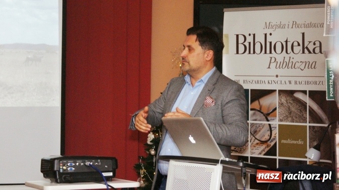 Zdjęcie w galerii na portalu naszraciborz.pl: Dom na dachu - spotkanie z Igorem Jelińskim w bibliotece wiadomości z regionu
