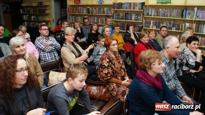 Zdjęcie w galerii na portalu naszraciborz.pl: Dom na dachu - spotkanie z Igorem Jelińskim w bibliotece wiadomości z regionu