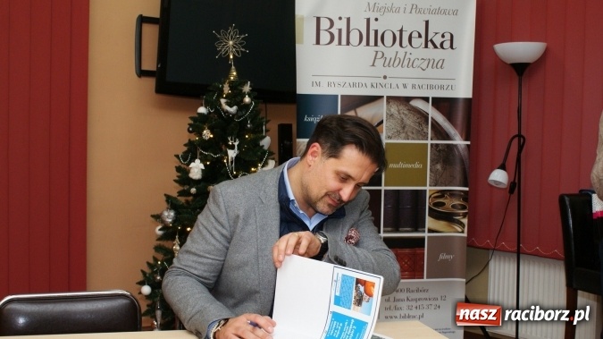 Zdjęcie w galerii na portalu naszraciborz.pl: Dom na dachu - spotkanie z Igorem Jelińskim w bibliotece wiadomości z regionu