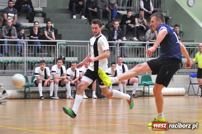 Zdjęcie w galerii na portalu naszraciborz.pl: Hit drugiej ligi dla Salonu Fryzjerskiego wiadomości z regionu